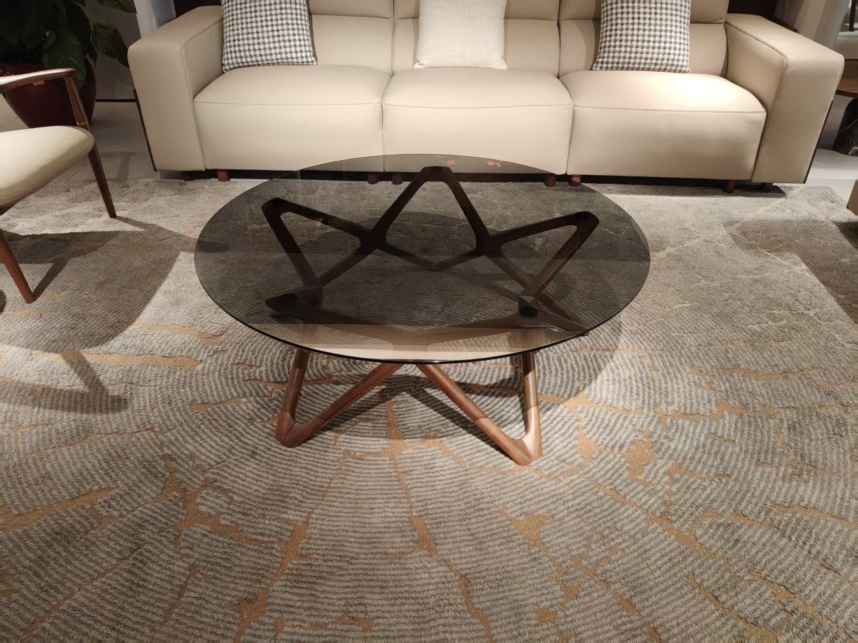 Akary product display illuminating a dining table