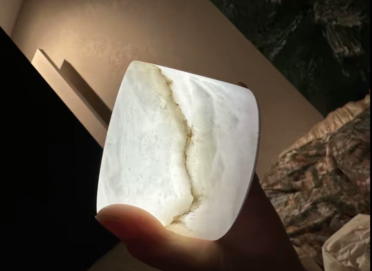Unique natural veining in the Nube marble lamp